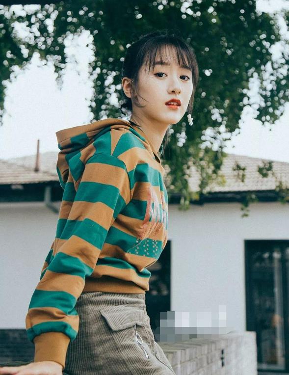 袁冰妍属于耐看型的,虽然脸蛋不惊艳,但看久了真挺有韵味的