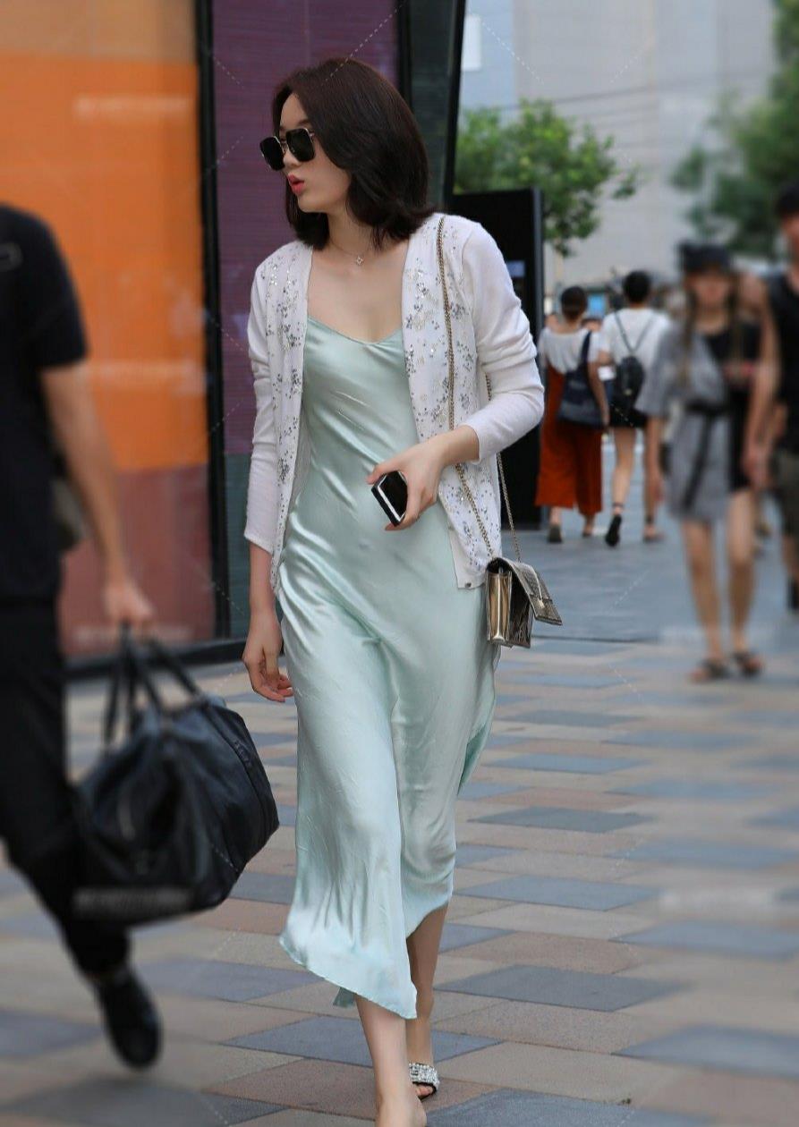 街拍:丝绸连衣裙的柔顺,恰似你的温柔.