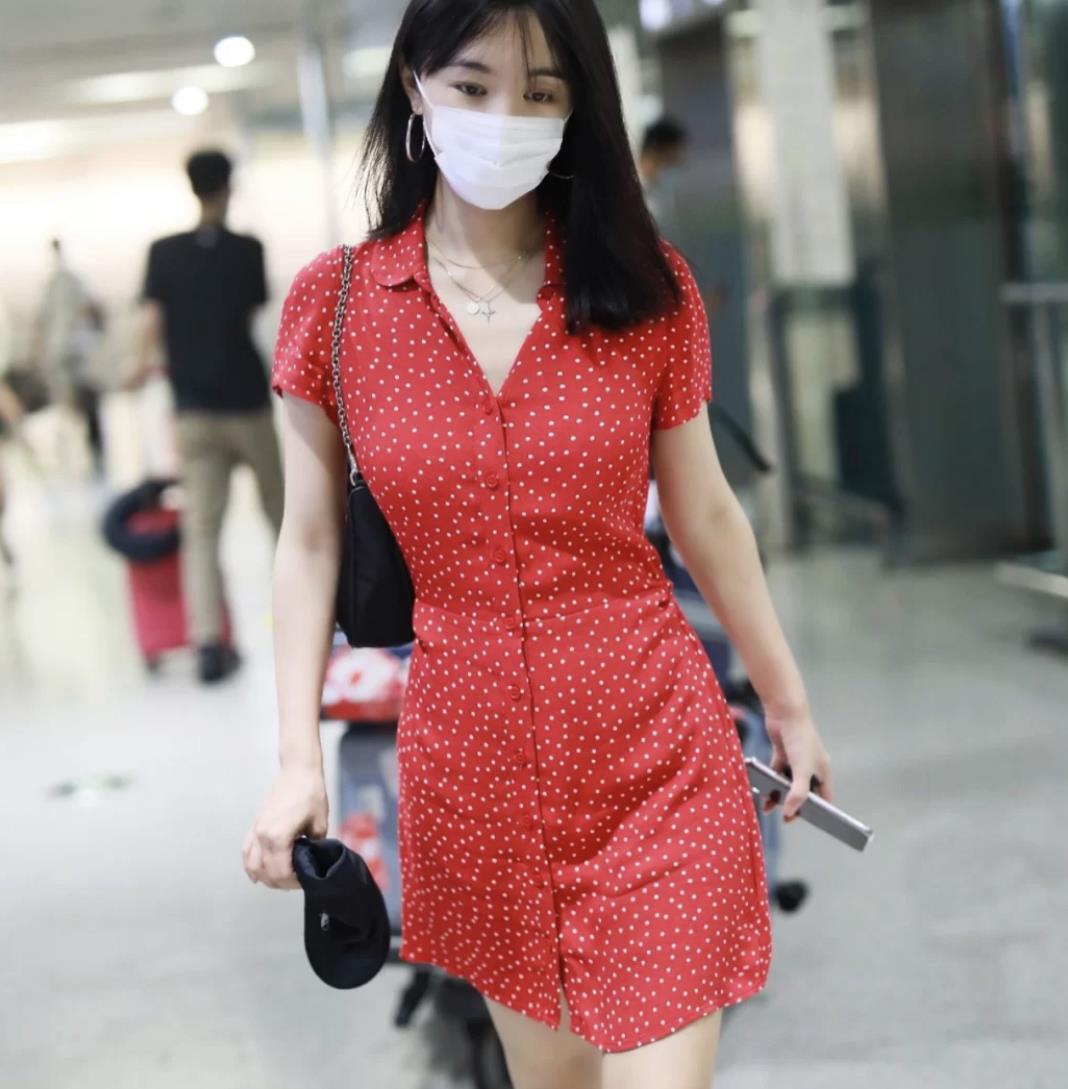 李菲儿重回颜值巅峰,穿浪漫碎花裙大秀好身材,这比例惹人羡慕