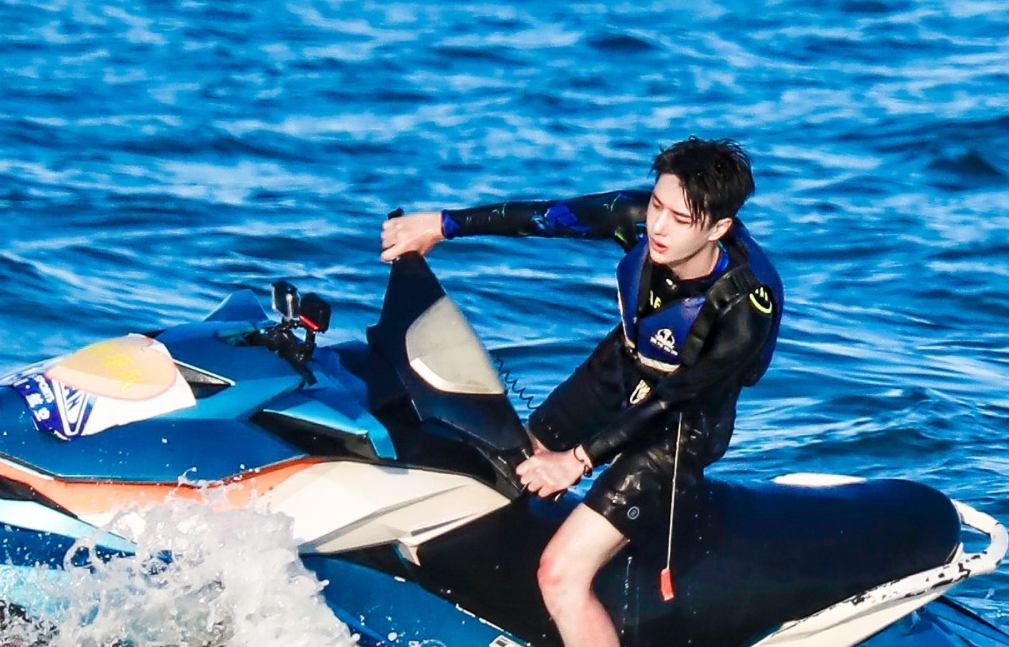 夏日冲浪店王一博骑摩托艇在海上画爱心表白反戴帽子太奶了