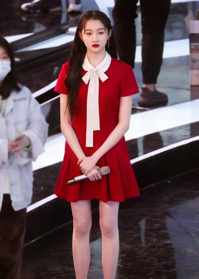 关晓彤把红裙当半永久了上五四晚会也穿不过长腿的确惊艳