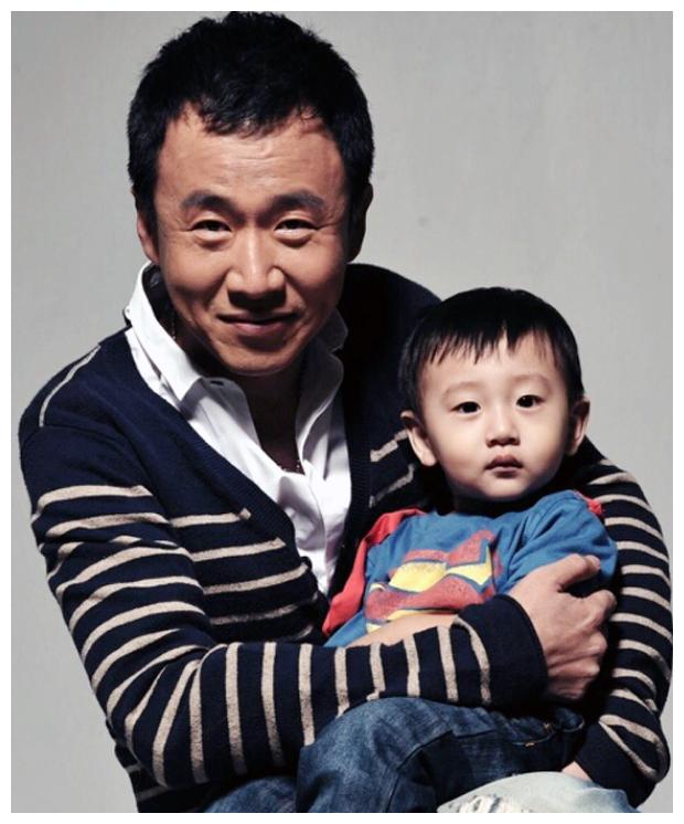 知名演员姜峰为照顾患7种癌症的母亲他和妻子把病房当成了家