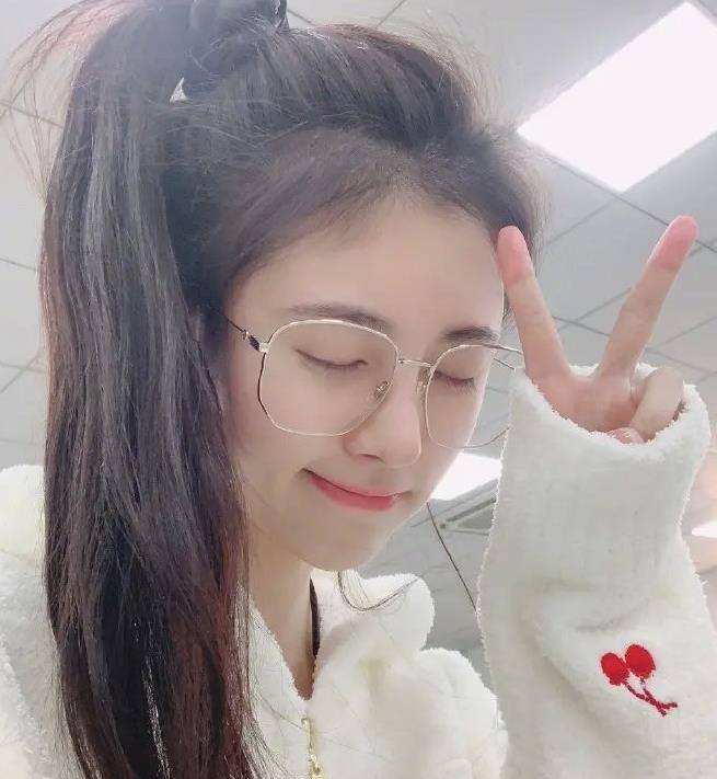 鞠婧祎挑战新发型空气刘海美到飞起小表情太可爱了
