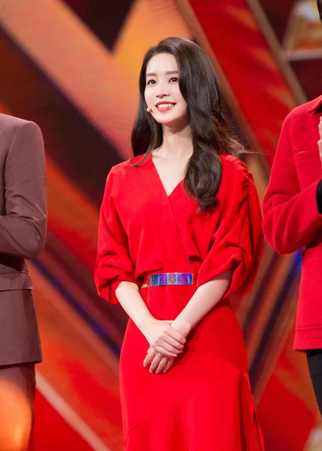 李沁身穿一袭红色低胸晚礼服,宛如娇艳红玫瑰__财经头条