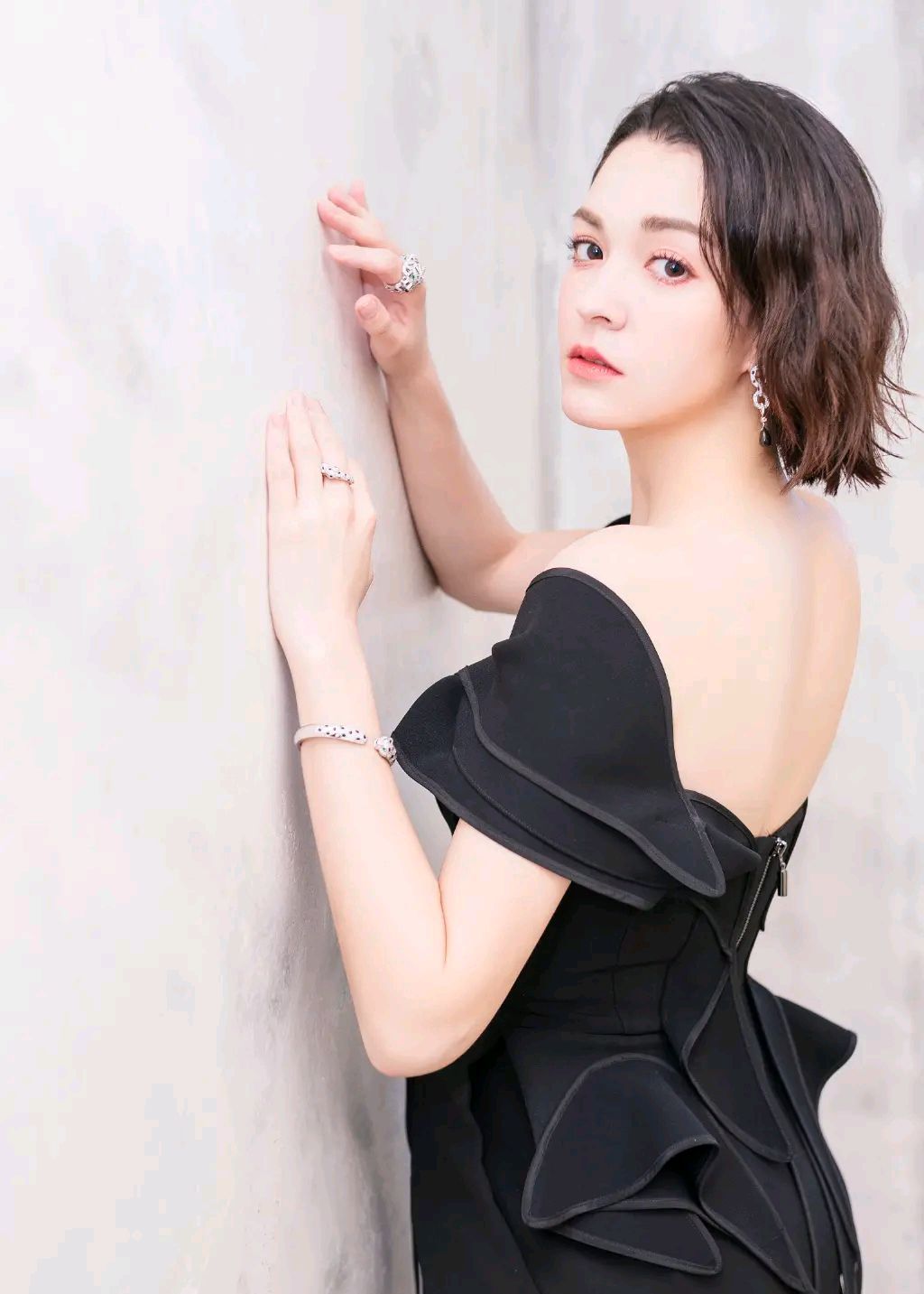 张榕容清爽短发搭配黑色长裙,美背长腿,尽显优雅迷人时尚魅力