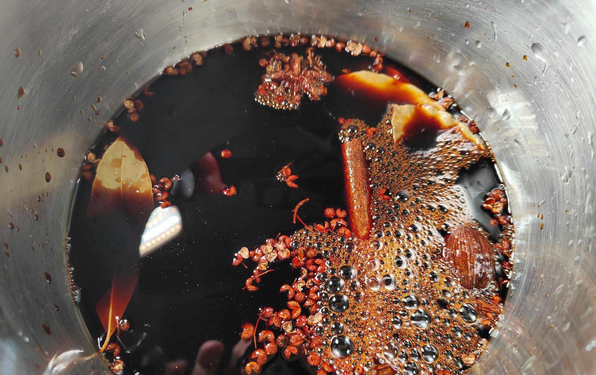 辣椒,下饭神器前段时间,朋友从台湾人肉背回来一瓶台湾金兰剥皮辣椒