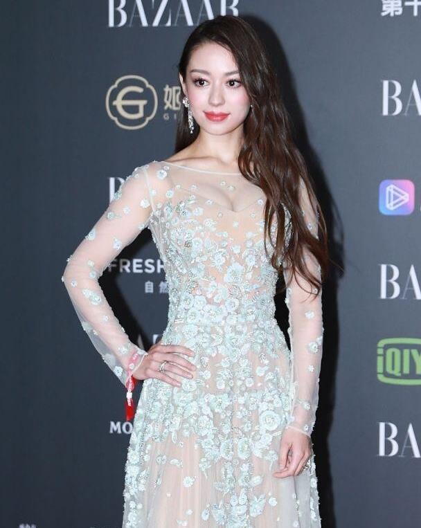 微微秀出丰满傲人的胸部轮廓,十分撩人,吉娜的身材当真有料