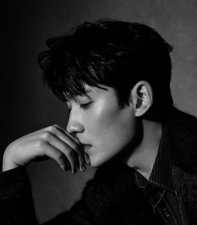 朱一龙黑白格调背景上演侧颜杀,眉眼深邃发型利落