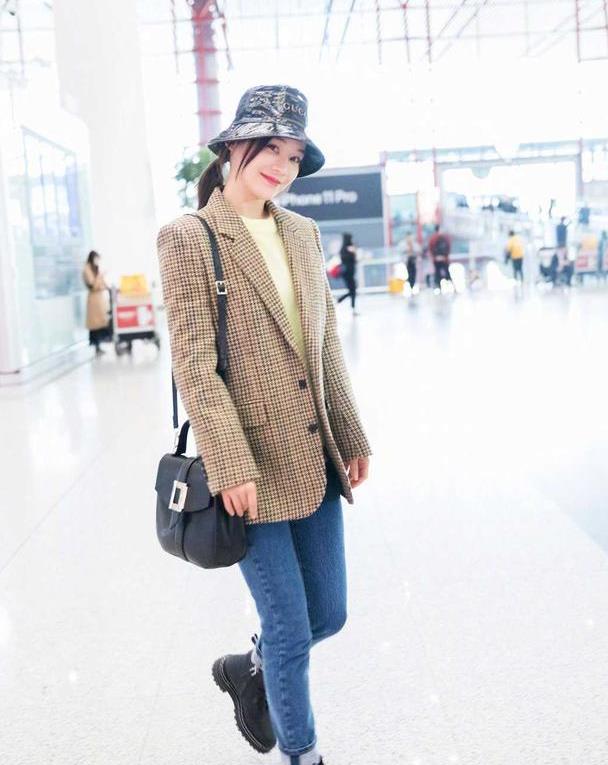 沈梦辰品味进步不少,穿格纹西装配连帽卫衣,比穿搭博主更有感觉