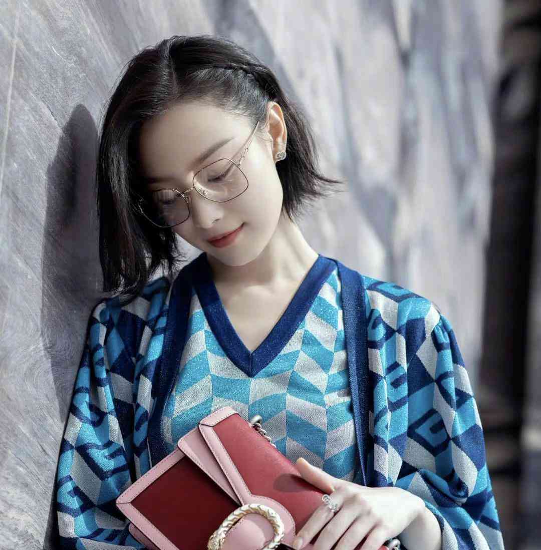 倪妮蓝色造型穿出法式风,金丝眼镜愈发显独特气质,优雅个性