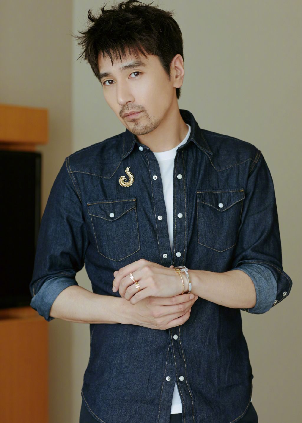 一组赵又廷有胡子和没胡子的照片,哪一个更有男人味!