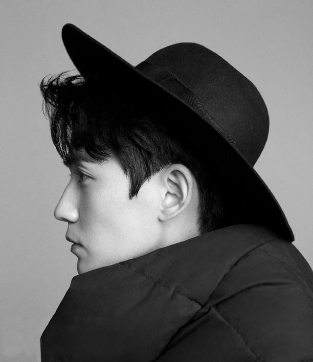 朱一龙黑白格调背景上演侧颜杀,眉眼深邃发型利落