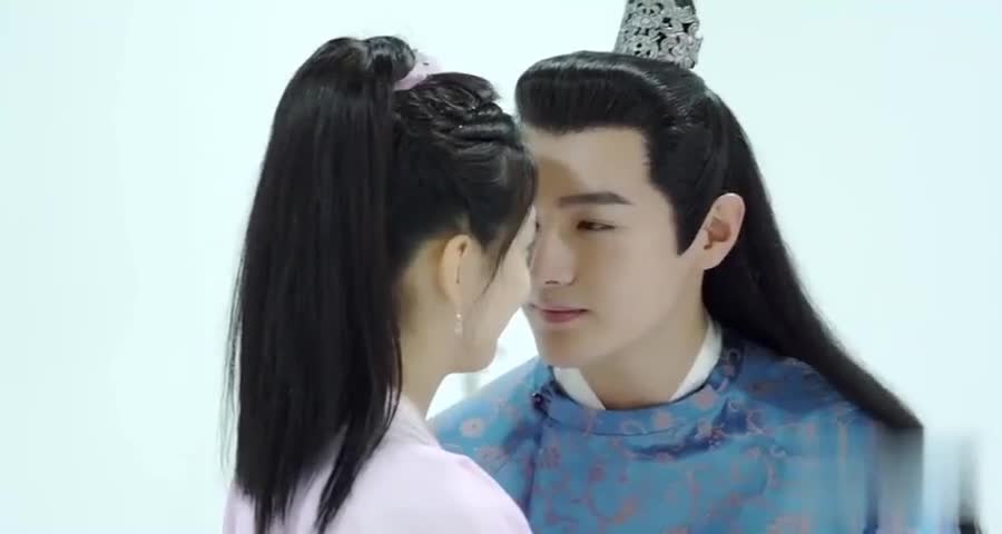 章若楠和张昊唯拍海报,两人配合超默契,场面太甜了