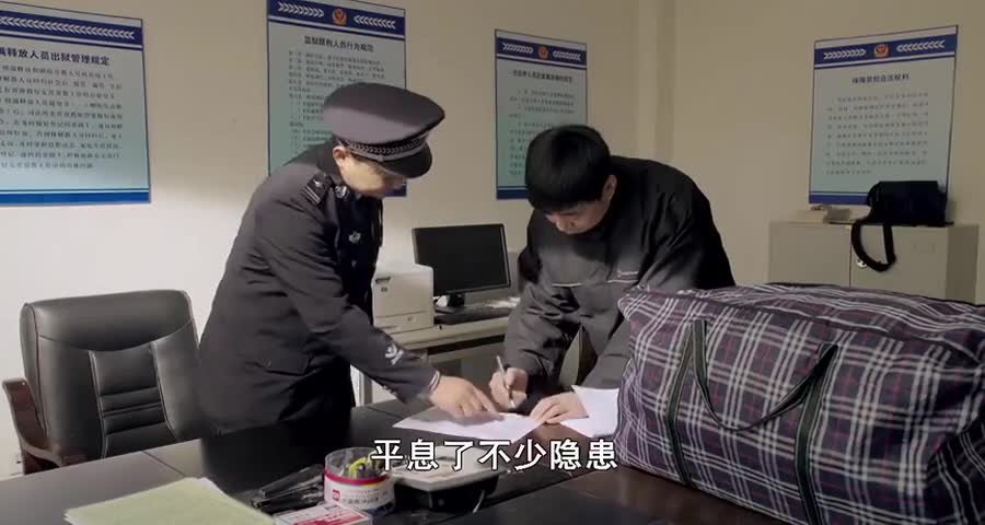 大哥坐牢十七年以为没人来接他出狱不料一出监狱大门瞬间泪崩