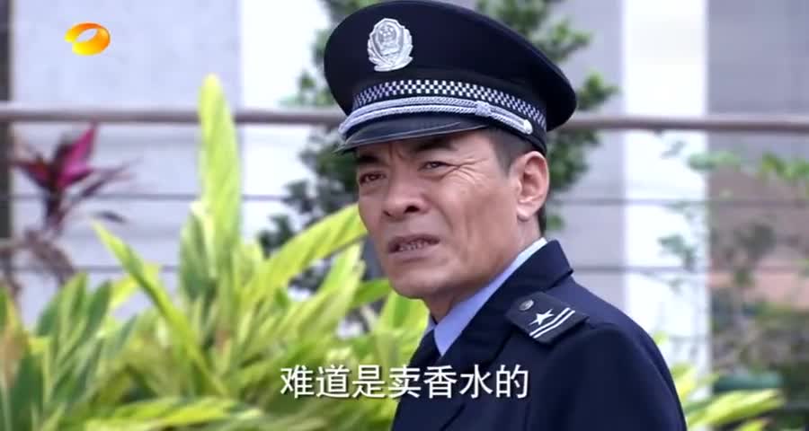保安自我介绍:本人白尚武,大妈一听:白上午,我还黑下午呢