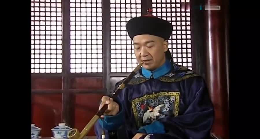 手下学纪晓岚抽烟人手一根烟杆这抽起来比纪晓岚还厉害