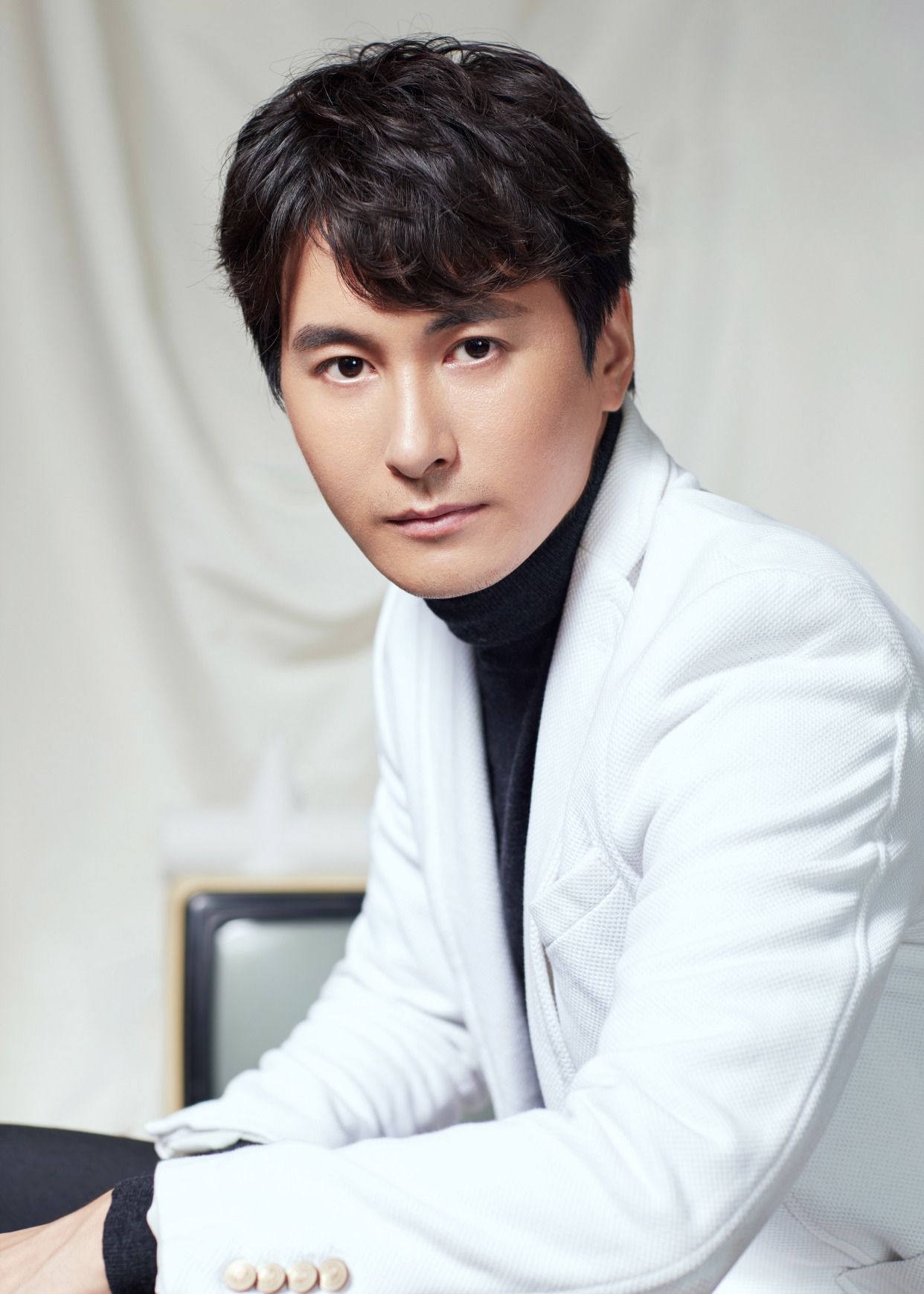 丁宇辰最新写真曝光,黑白搭配展帅气侧颜杀_高清图集_新浪网