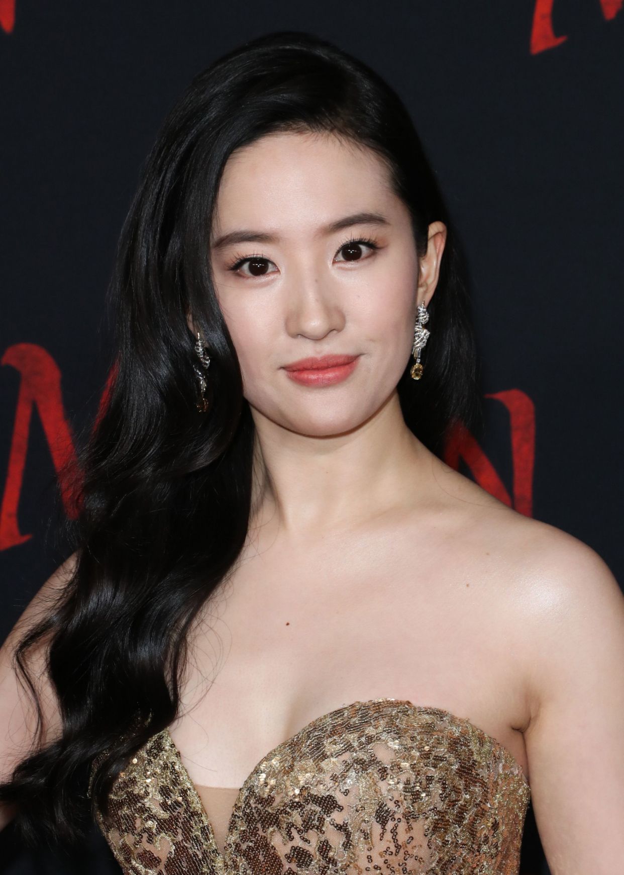 《花木兰》首映刘亦菲抹胸金色礼服气场全开:作为亚裔非常骄傲