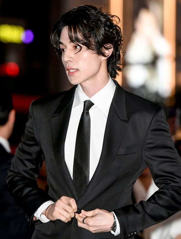 "冻龄男神"李栋旭黑色西装搭配小卷发,简直就是正装诱惑啊