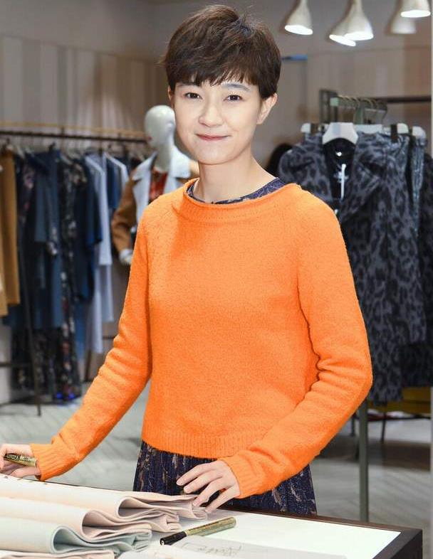 焦俊艳的气质真让人觉得舒服,穿橙色毛衣配印花裙,满满的高级感
