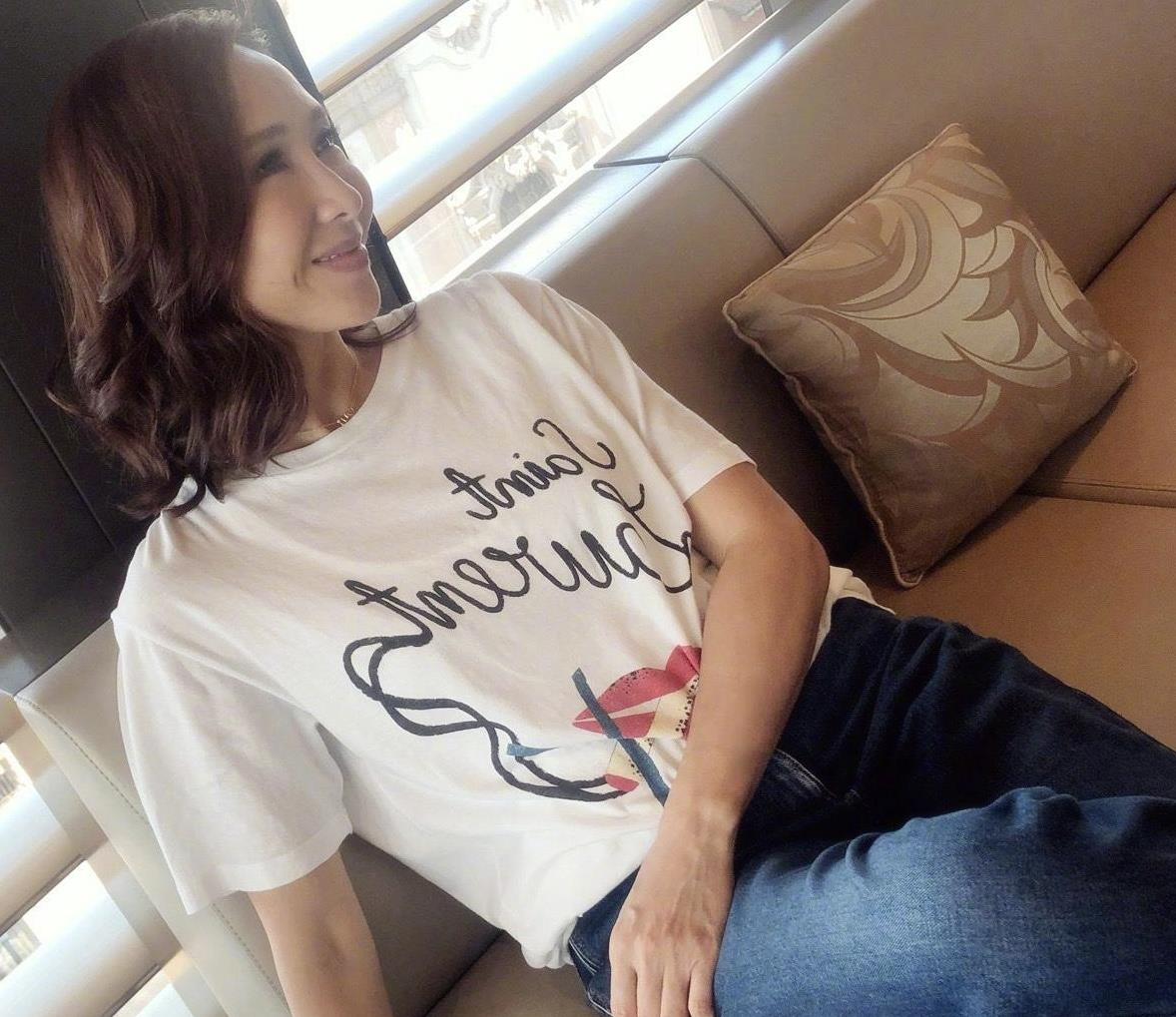 黎姿气质真好穿白t恤搭配牛仔裤很洋气看起来依旧是少女