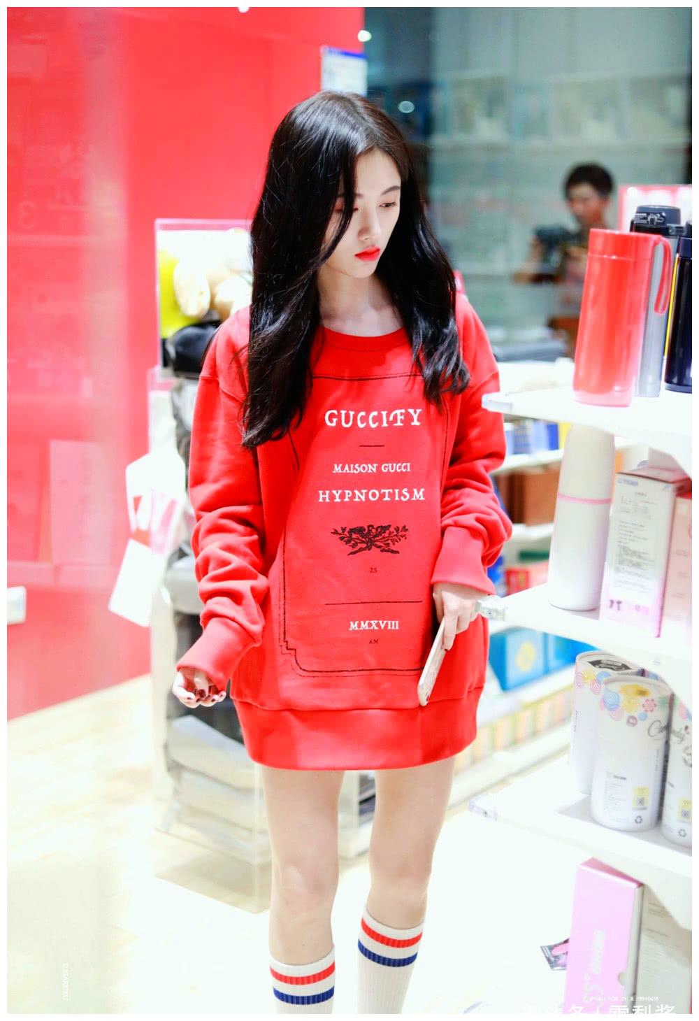 鞠婧祎刚刚下飞机就步入附近的书店 小鞠喜欢看书不是空穴来风