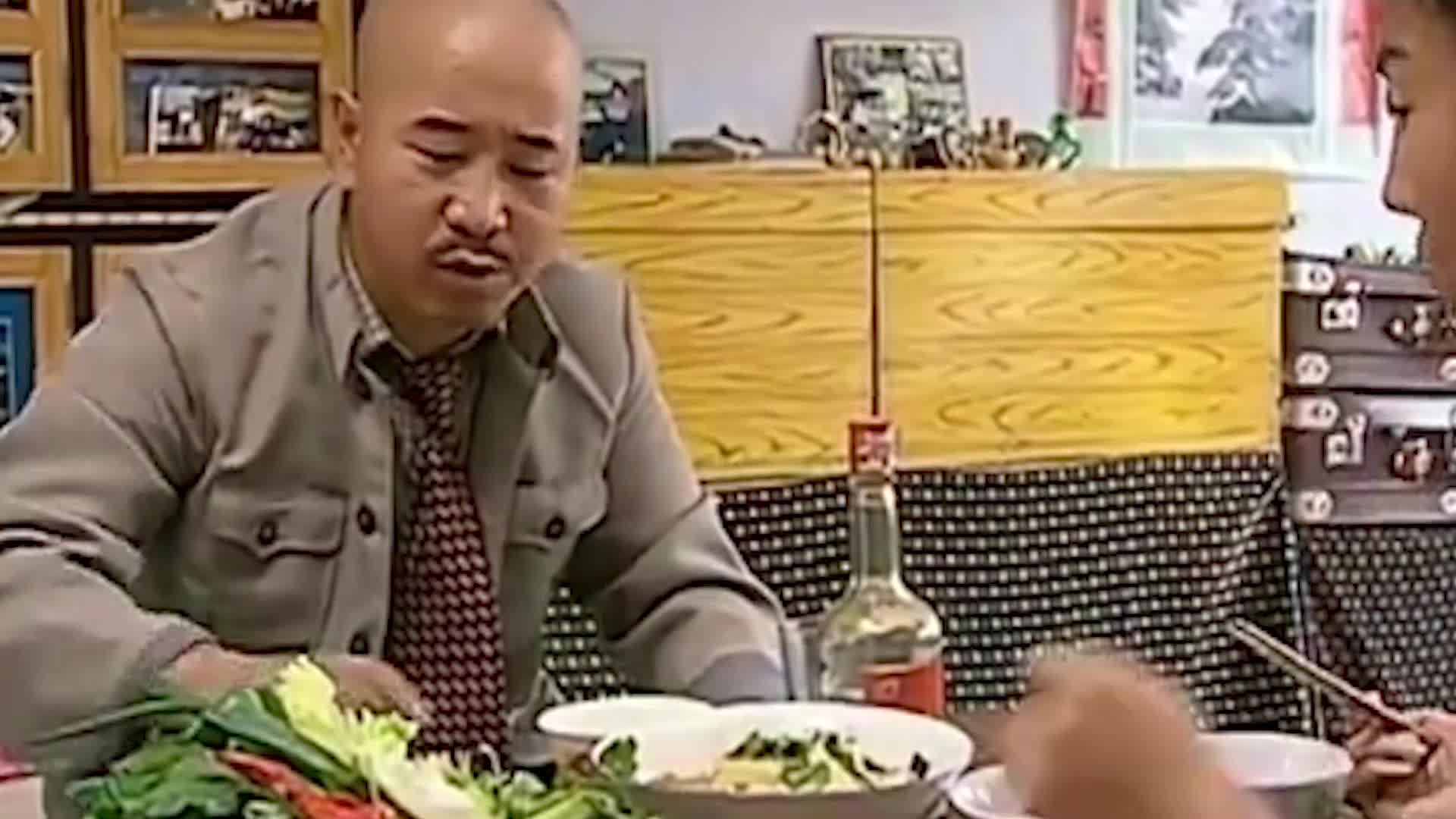 刘能吃猪蹄真香,大猪蹄怎么做才好吃,一般人都不知道,去来教你