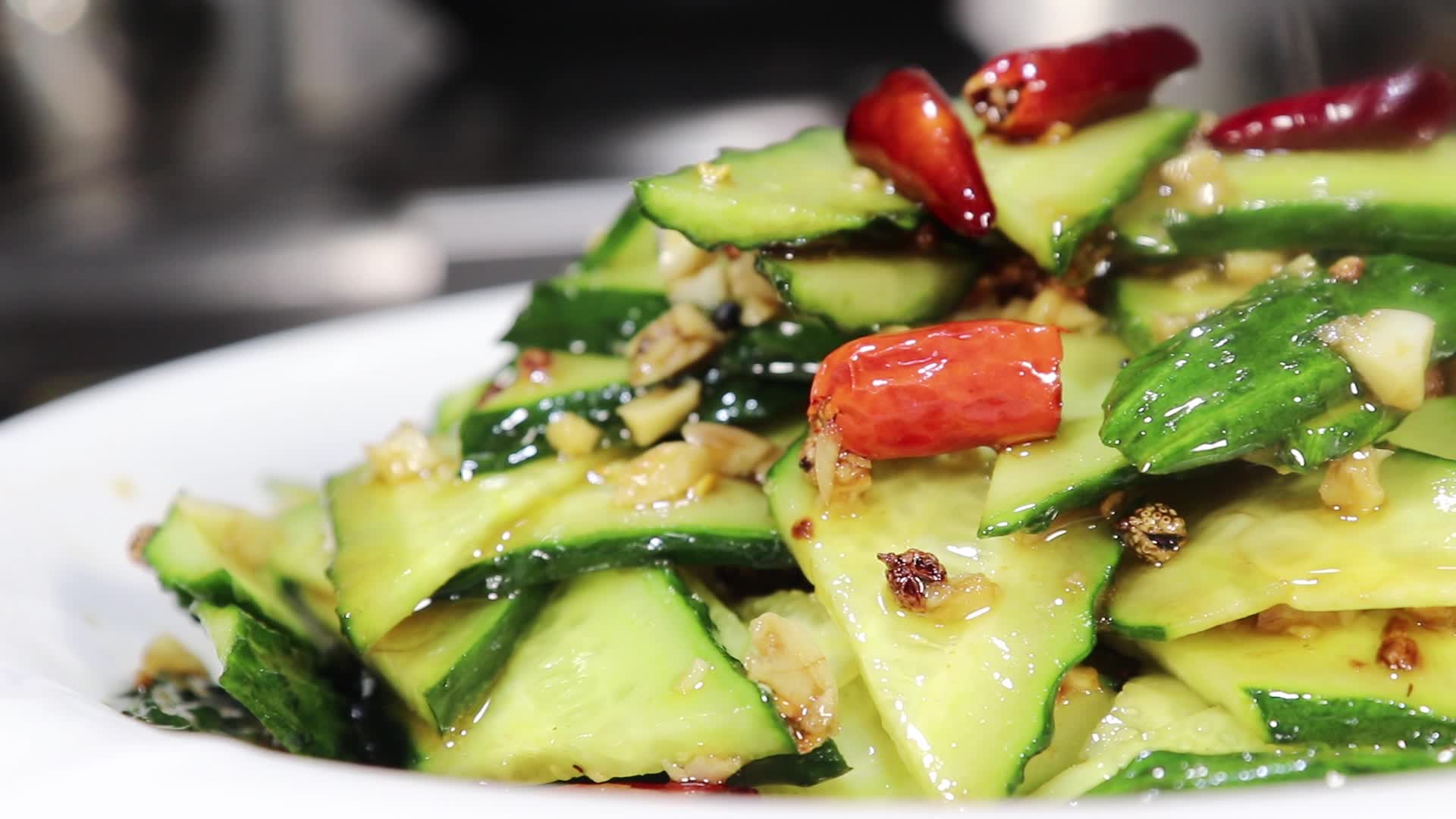 炝拌黄瓜很多人第一步就错了,难怪不好吃,看大厨是如何做的