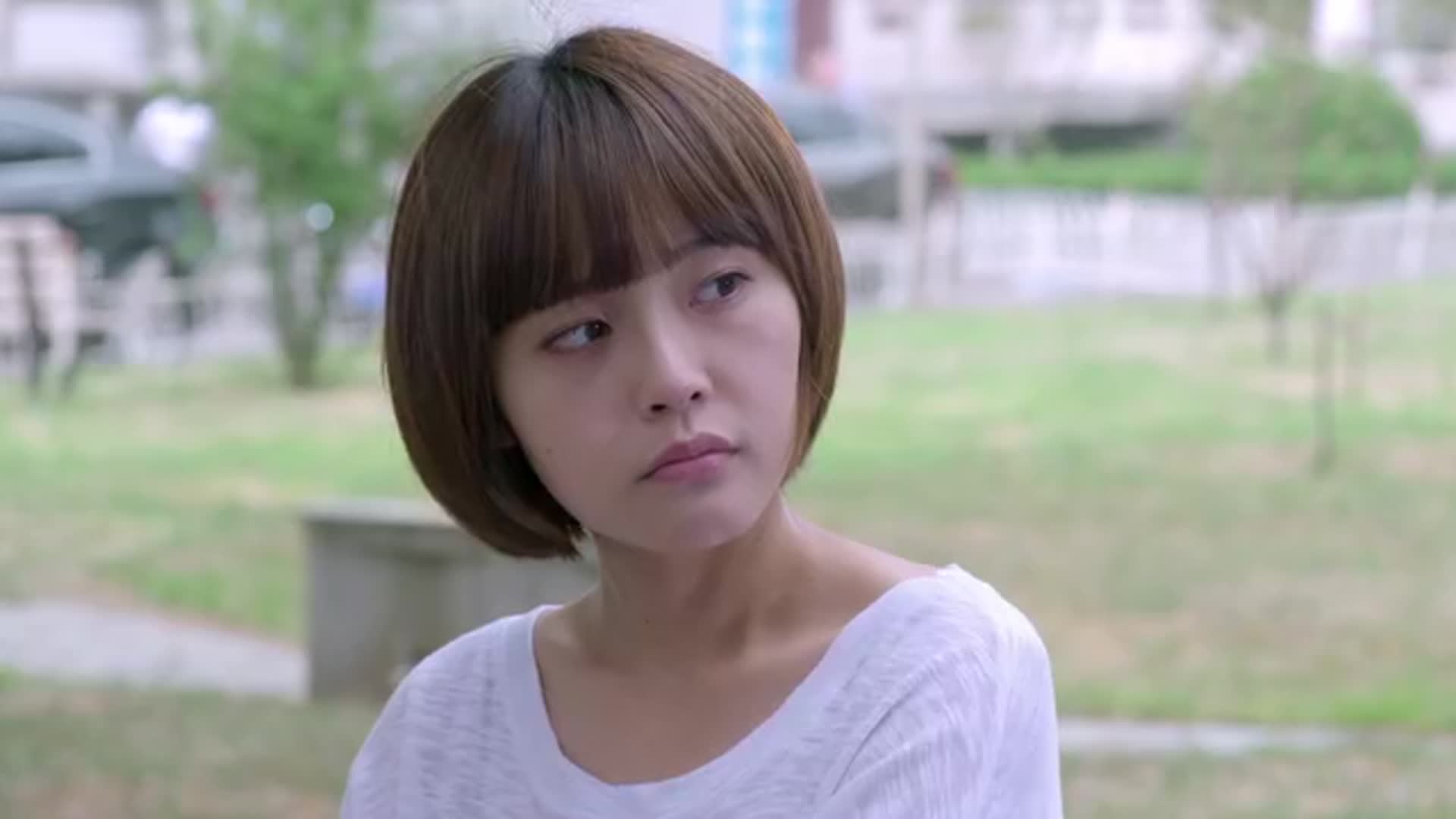 功夫婆媳:楚冠一慌张差点摔倒,小弦扶住了他,这一幕又被拍下来