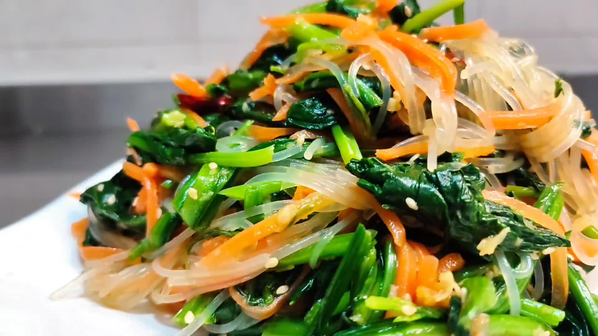 粉丝拌菠菜,春分时节快做一道简单快手,清新爽口解油腻的凉拌菜