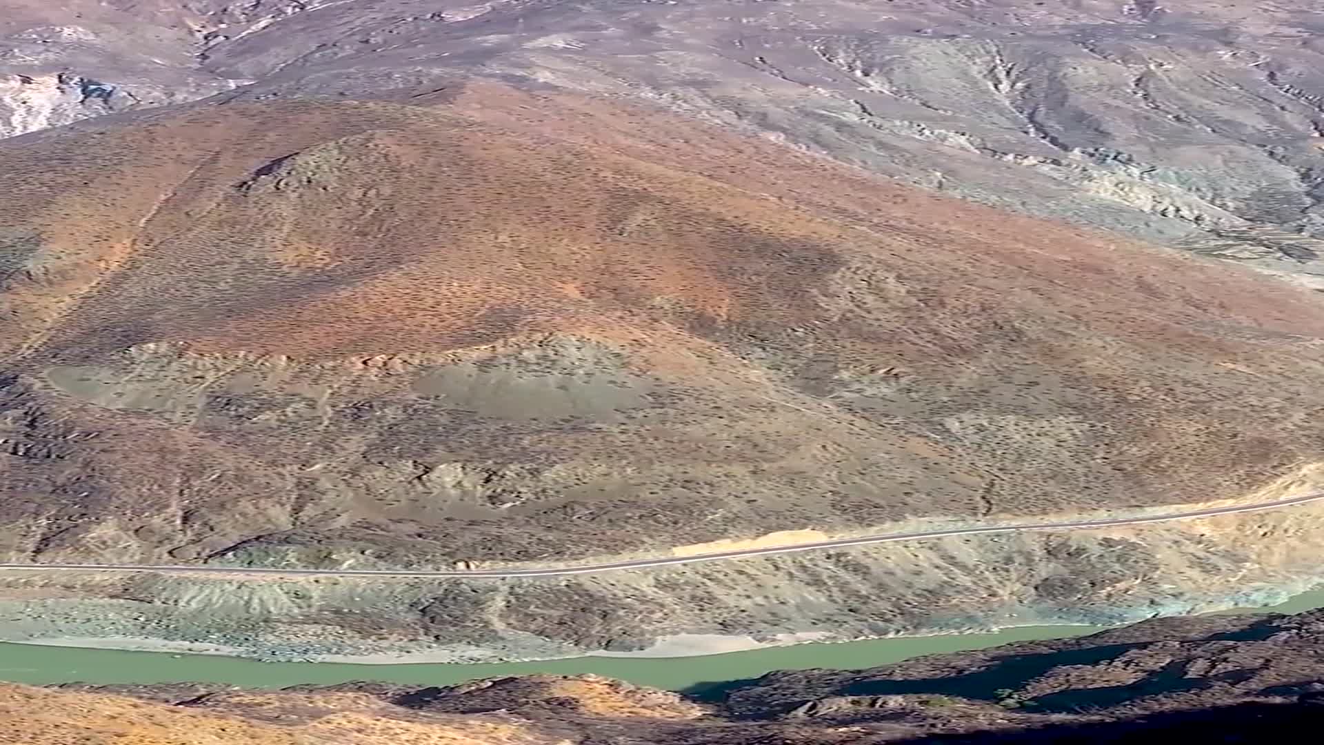 云南德钦奔子栏镇和四川得荣子庚乡交界处的天造奇观_新浪新闻