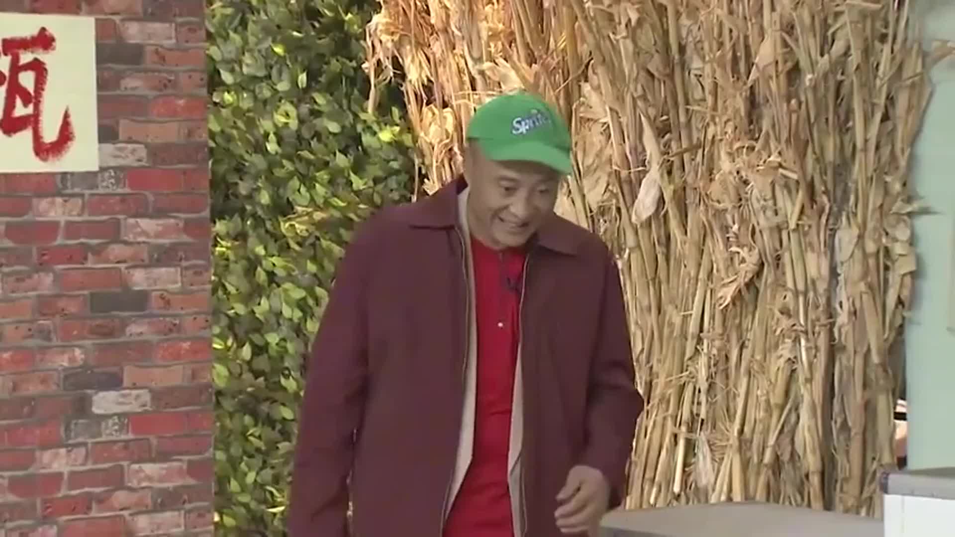 本山快乐营赵四穿新衣服去跟大脚显摆全程爆笑合不拢嘴