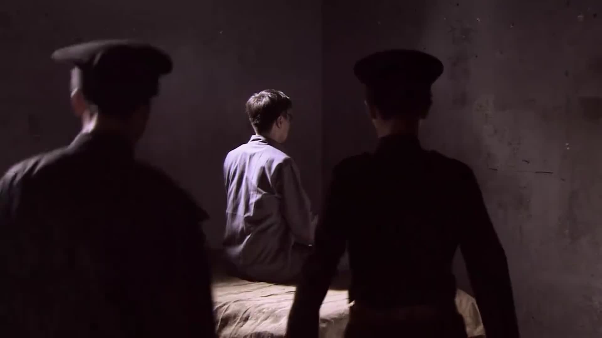 奋勇向前:究竟是有啥仇怨,小伙一直想置人于死地,如何是好呢_新浪新闻