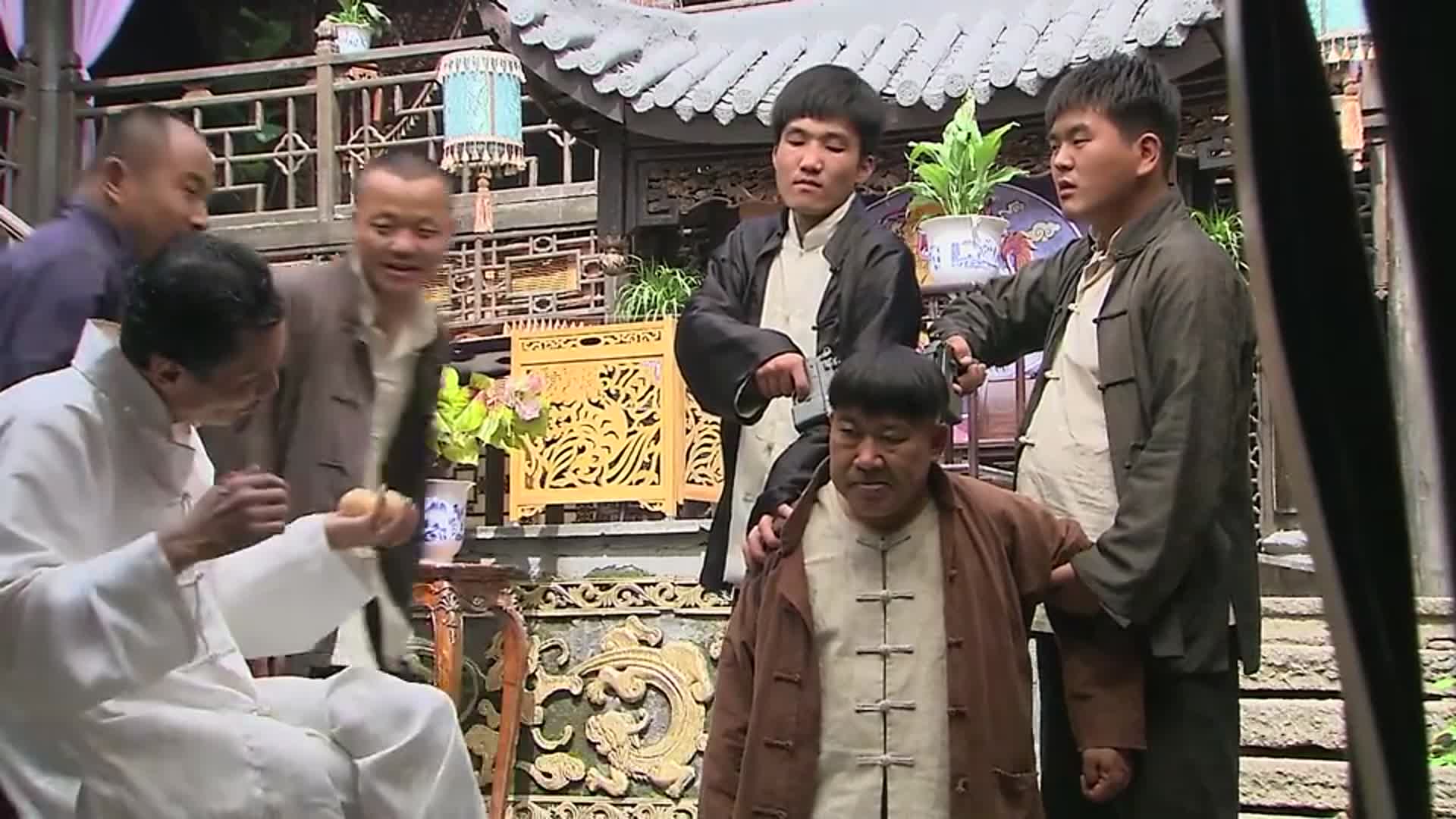 被骂“丑逼”“骚货”,活在拳脚相加之中,经历校园暴力的女生发出呼救讯号(来于读者真实故事)