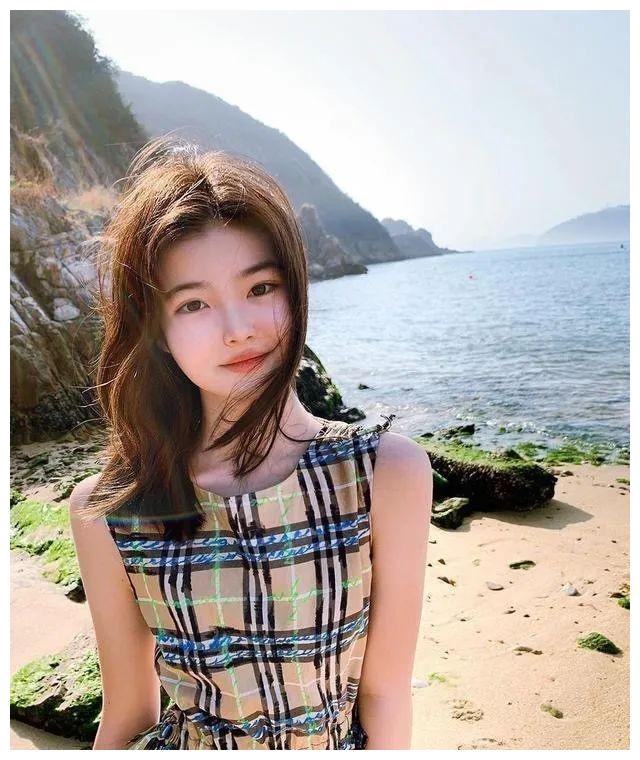 粉丝习惯叫她三三,是因为她在ins上的备注是这个.