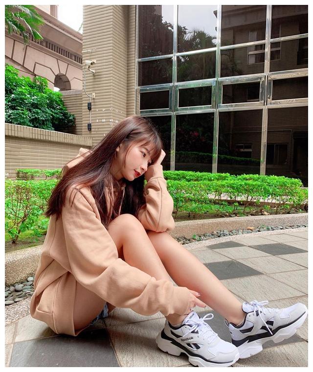 气质小清新辣穿短裤神视角曝光白皙嫩腿可爱到太过分