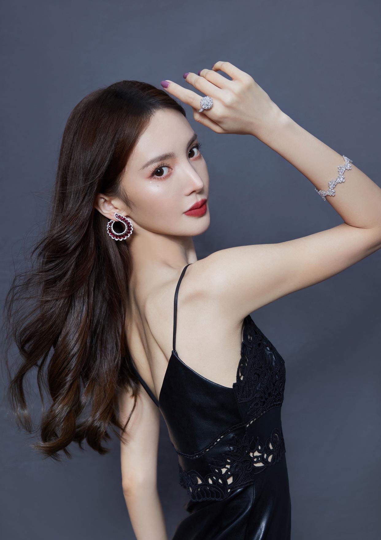 金晨的骨感身材也立体穿吊带皮裙点缀镂空印花s曲线很迷人