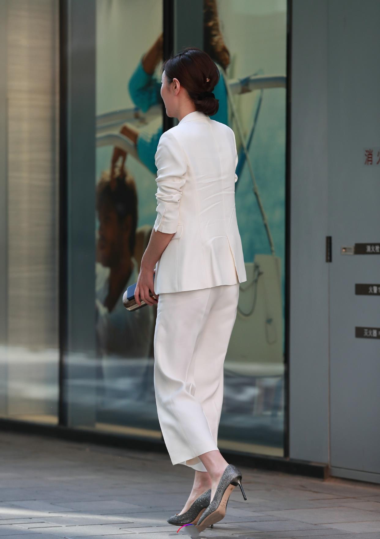 职业装还白色最有正式感再搭配尖头高跟鞋凸显职业女性的气质