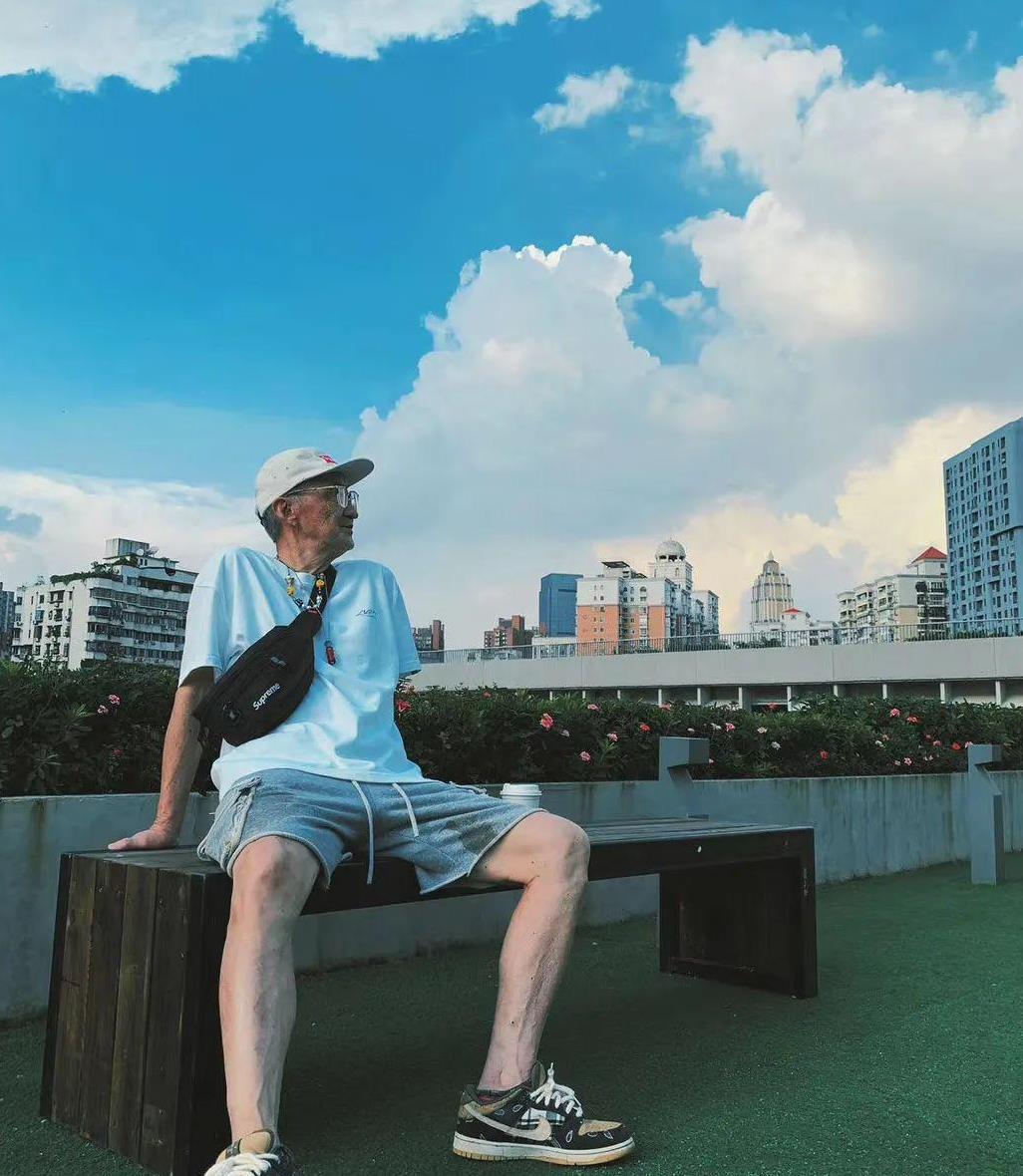 83岁潮流大爷,个性减龄穿搭走红全网,时尚感爆棚秒杀众多小鲜肉