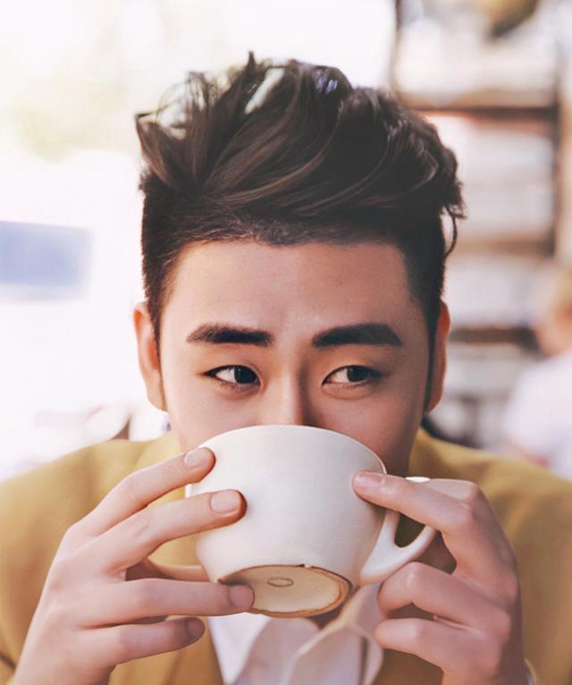 张云雷身穿黄色西装套装高级大气而黑色西装配套肩低调率性