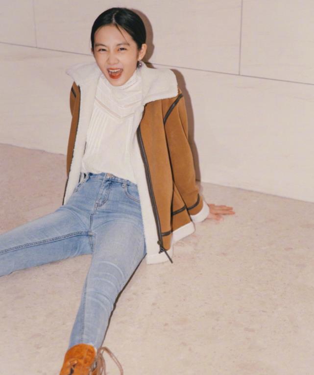 简约基础的白色上衣虽然很普通,但是搭配上浅蓝色的牛仔裤后,造型就会