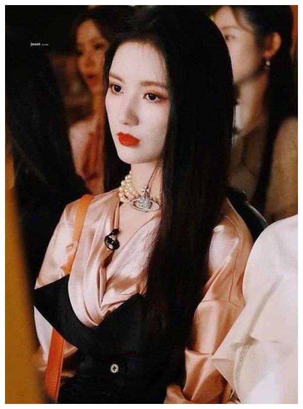 姜贞羽戛纳蹭红毯被喷,与如今天仙模样大有出入,妹妹老照骗了吧