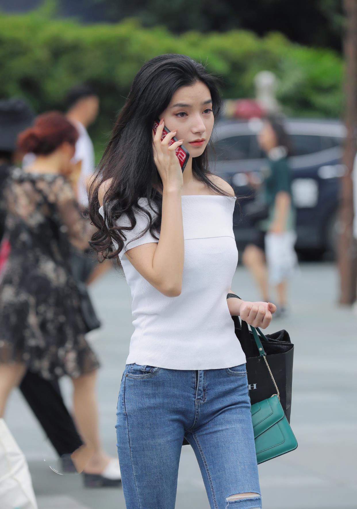 时尚穿搭白色一字肩上衣搭配九分牛仔裤凉鞋