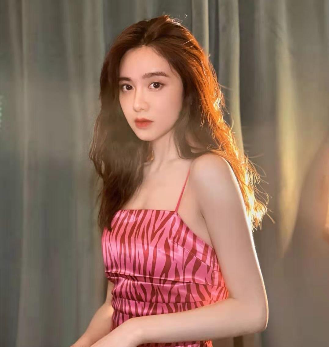 美娜晒低胸装礼服照片引发网友关注