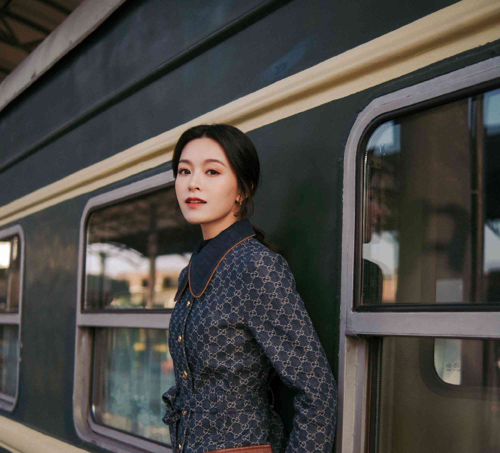 徐璐文咏珊时隔3年再合体,《风声》剧组重聚,同穿西装帅气__财经头条