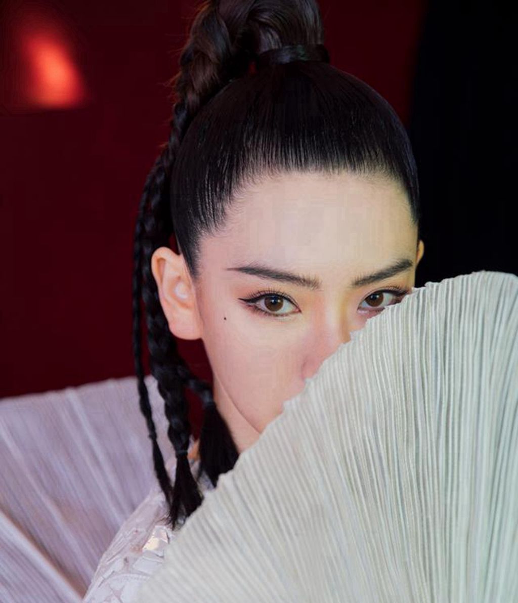 戚薇,一身"扇贝精"个性穿搭,裙装配编发马尾辫!