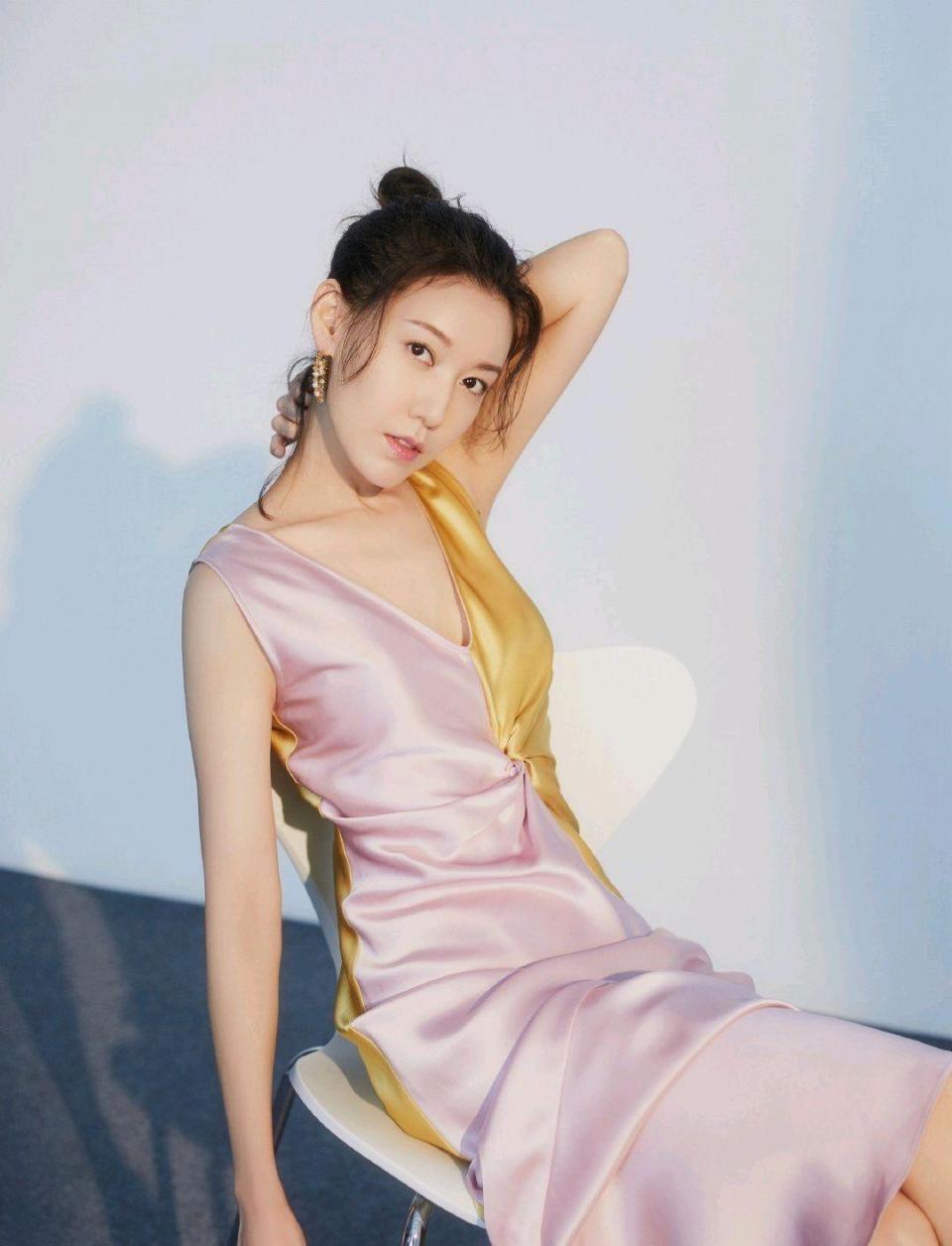 高露越来越洋气了黄色短袖配黑色短裤清爽简约绿色短袜太抢镜