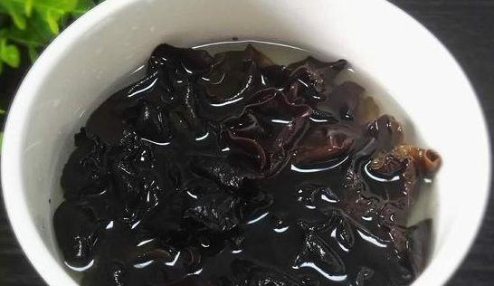 泡发木耳有诀窍水里加点它泡发木耳又快又干净