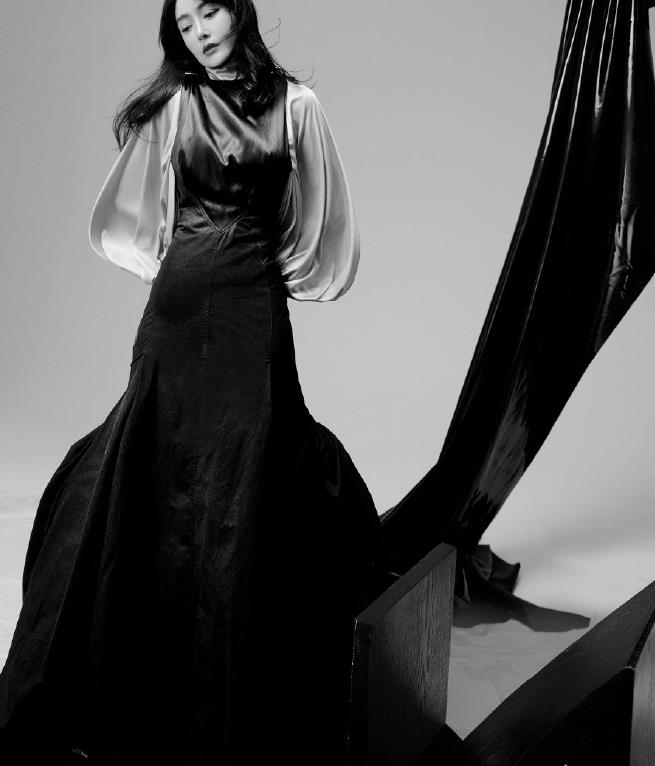 秦岚黑色微卷长发 表现"至柔之坚"的魅力