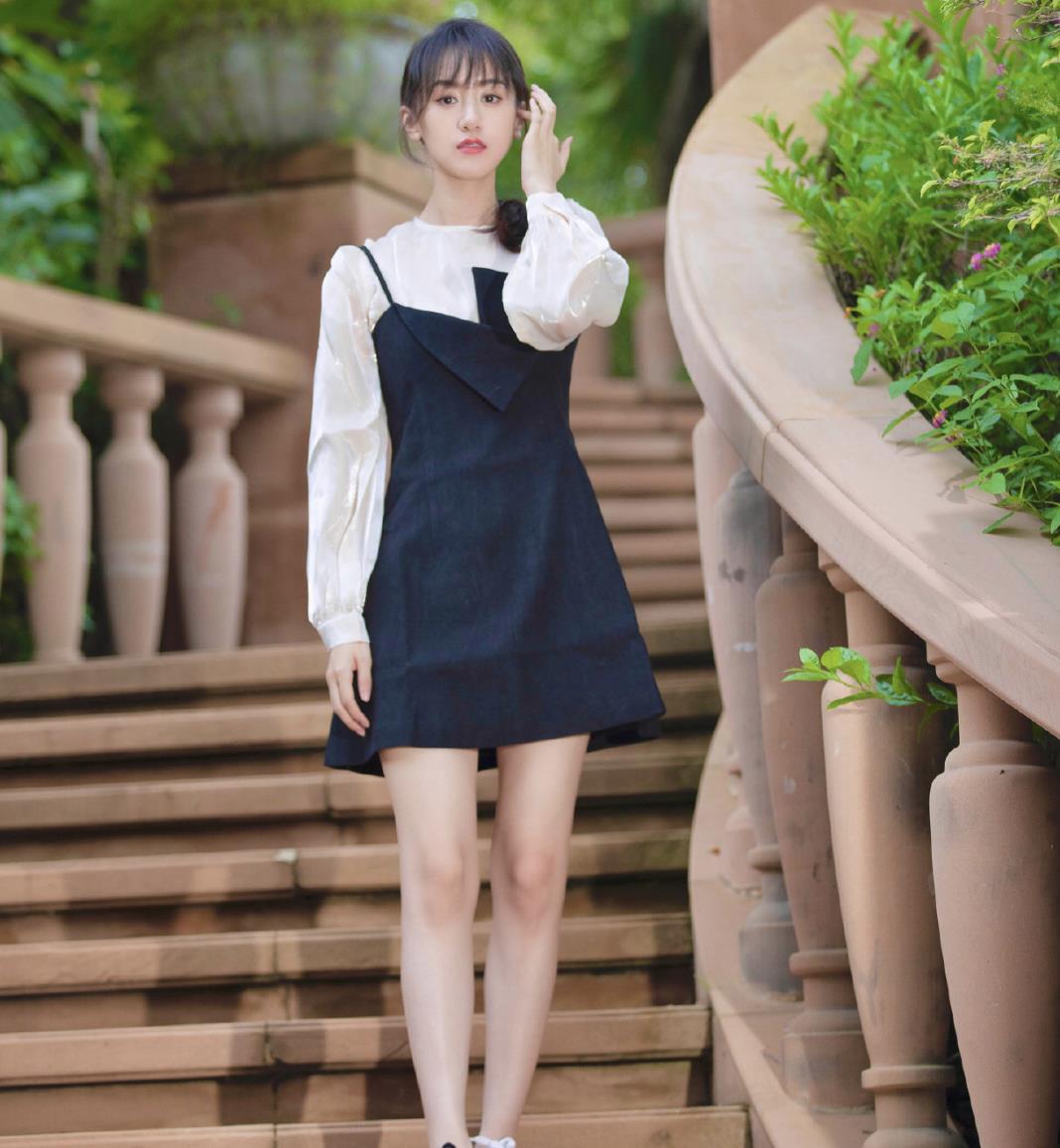 宝藏女孩袁冰妍穿白色初恋裙嫩回18岁太清新减龄了